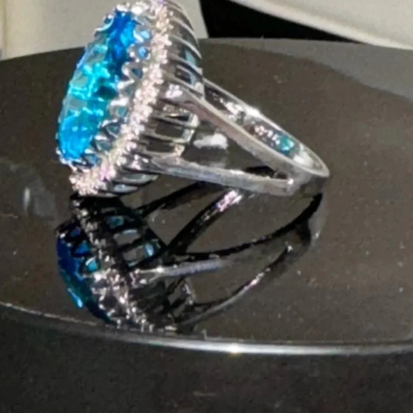 Striking oval 9 carat ocean blue topaz with a cz halo Sterling silver size 7 - Picture 4 of 14